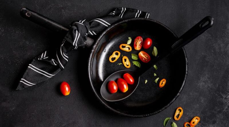 Misen Carbon Steel Pan Review: History And Characteristics