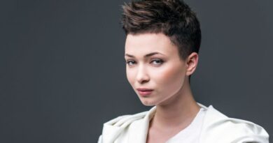 10 Flattering Short Haircuts for Long Faces