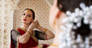 7 Stunning Hairstyles To Complement Your Saree (2)