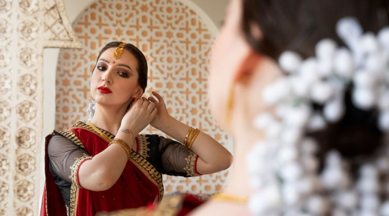 7 Stunning Hairstyles To Complement Your Saree (2)