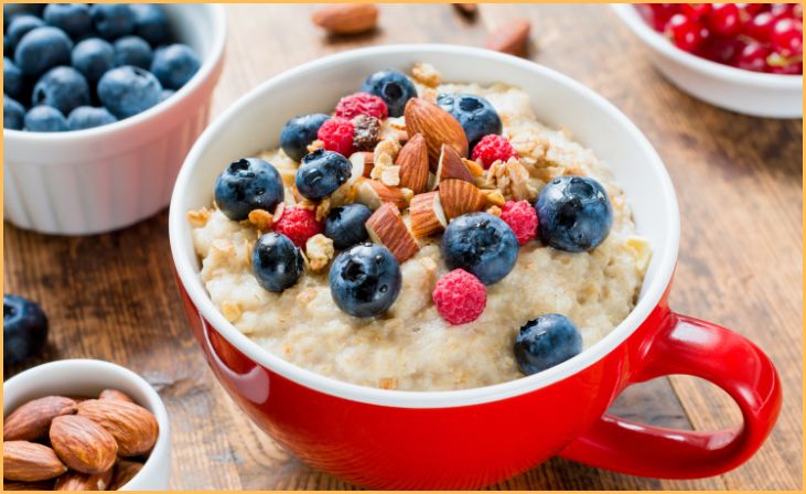 Oatmeal with Berries and Almonds